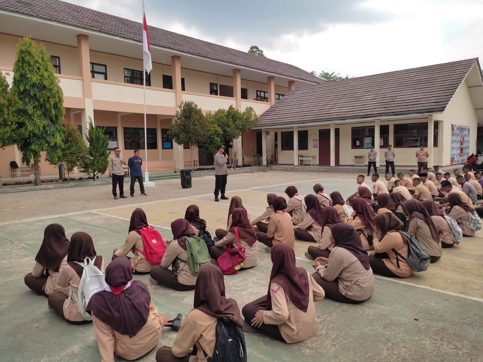 Polsek Cibogo  Sosialisasiian Kamtibmas ,Tertib Lalulintas Dan Bijak Bermedsos Kepada Siswa SMK N 1 Cibogo