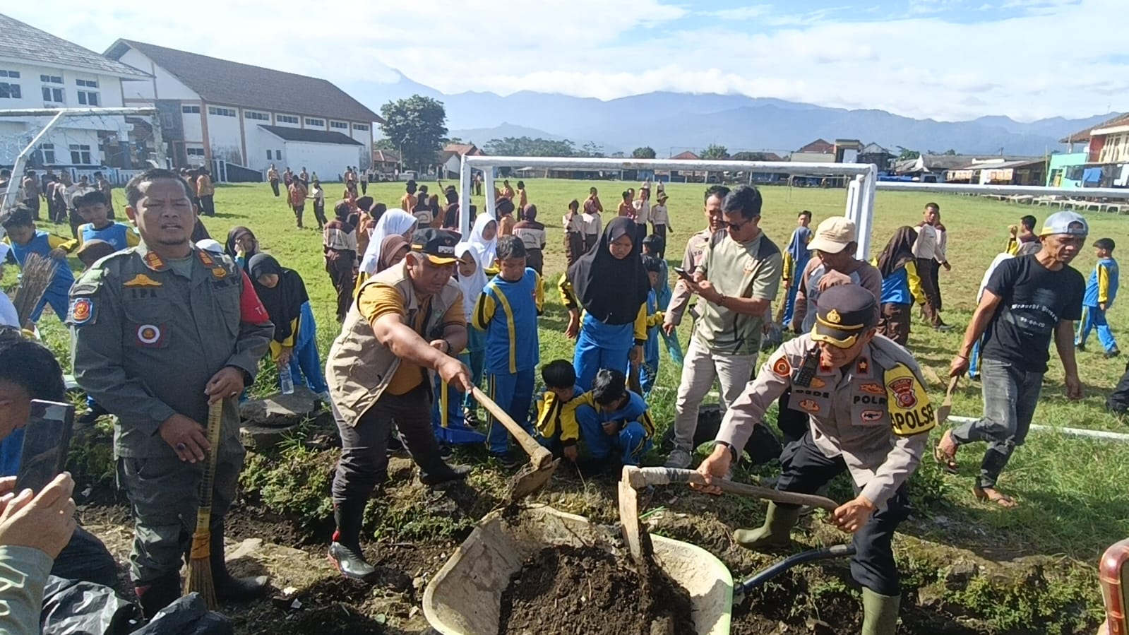 Polsek Jalan cagak beserta Forkopimcam Kasomalang Kerahkan 1.000 Pelajar,Gerakkan Aksi Bersih Lingkungan
