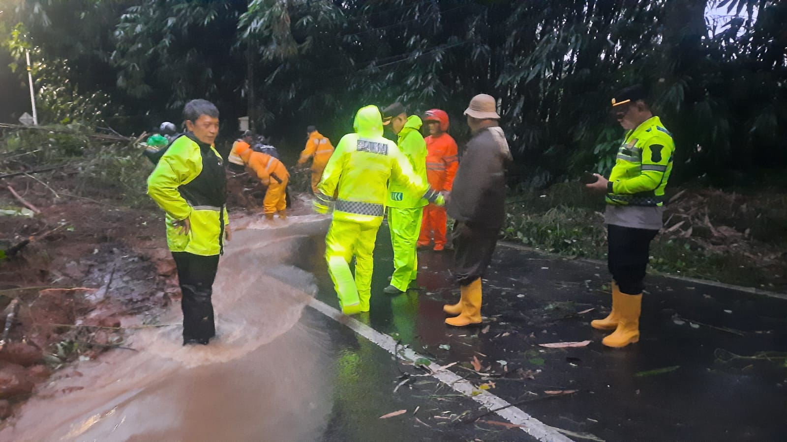 Polsek Jalan Cagak Sigap Evakuasi Longsor yang Tutup Jalan Provinsi, arus lalin kembali lancar