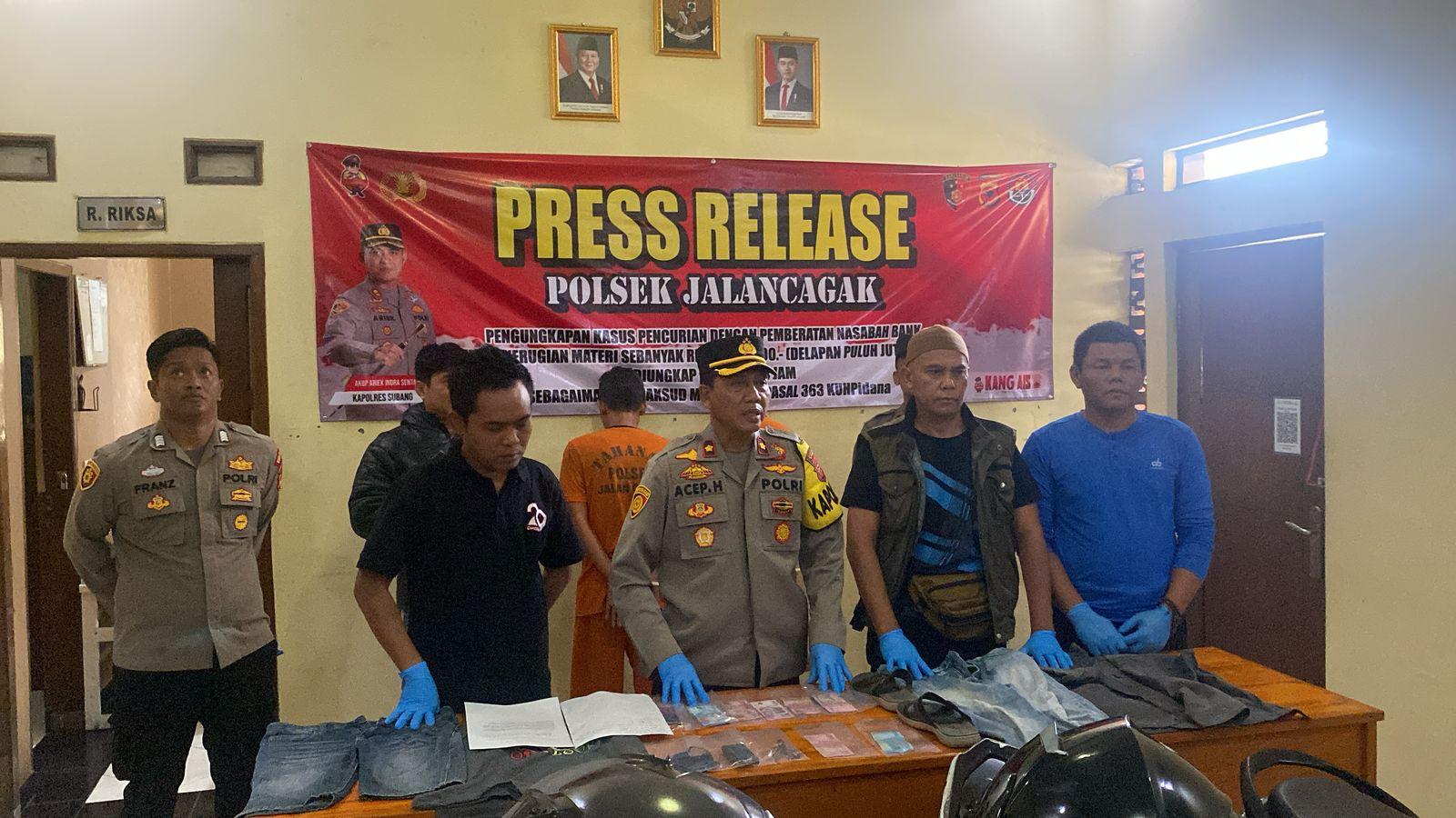 POLSEK JALANCAGAK BERHASIL UNGKAP KASUS PENCURIAN DENGAN PEMBERATAN NASABAH BANK SENILAI RP. 80 JUTA DALAM WAKTU 1X24 JAM