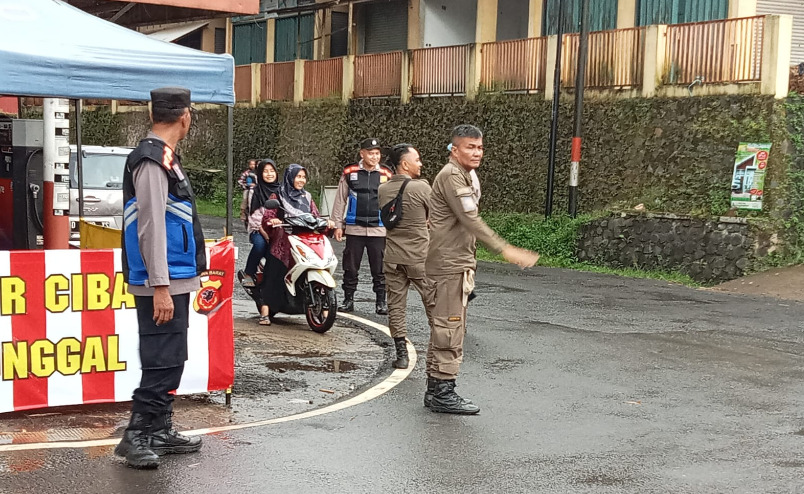 Polsek Jatinunggal Melaksanakan Giat pengaturan dan memberikan petunjuk arah jalan