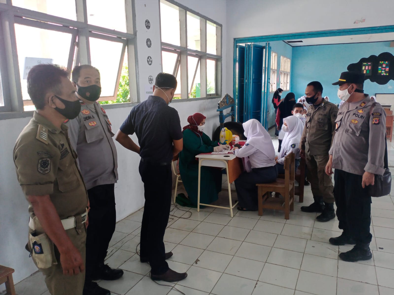 Polsek Pagaden Pantau Pelaksanaan Vaksinasi Tahap 1 di SMAN dan SMPN