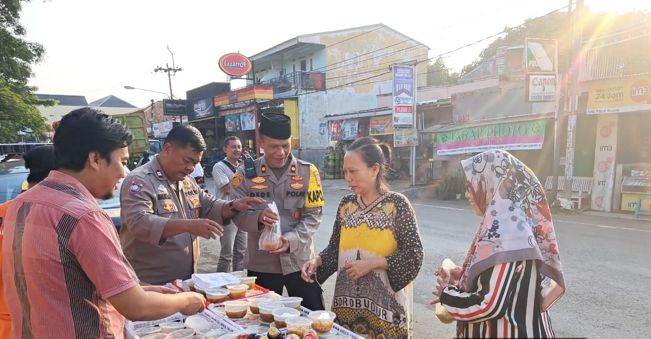 Polsek Pagaden Subang Bagikan Ratusan Takjil, di Depan Mako Polsek