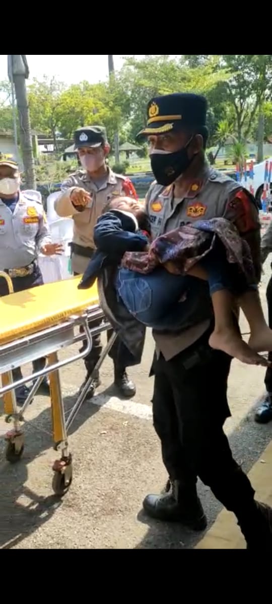 Polsek Patokbeusi Cepat Tanggap Tolong Korban Kecelakaan
