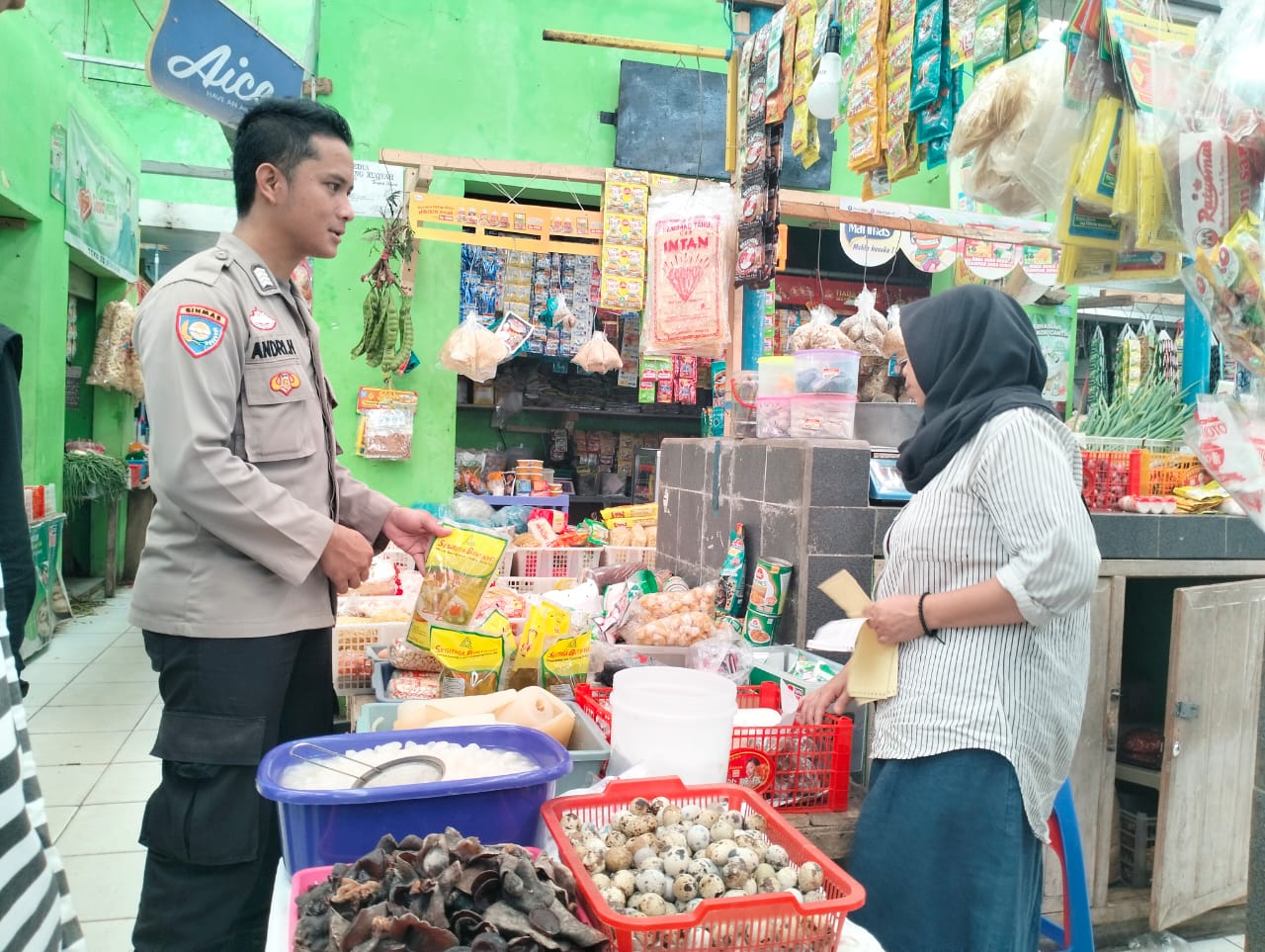 Polsek Sagalaherang Di bulan suci  Ramadhan 1444 Hijrah laksanakan Monitoring Sembako di Pasar Tradisional Sagalaherang