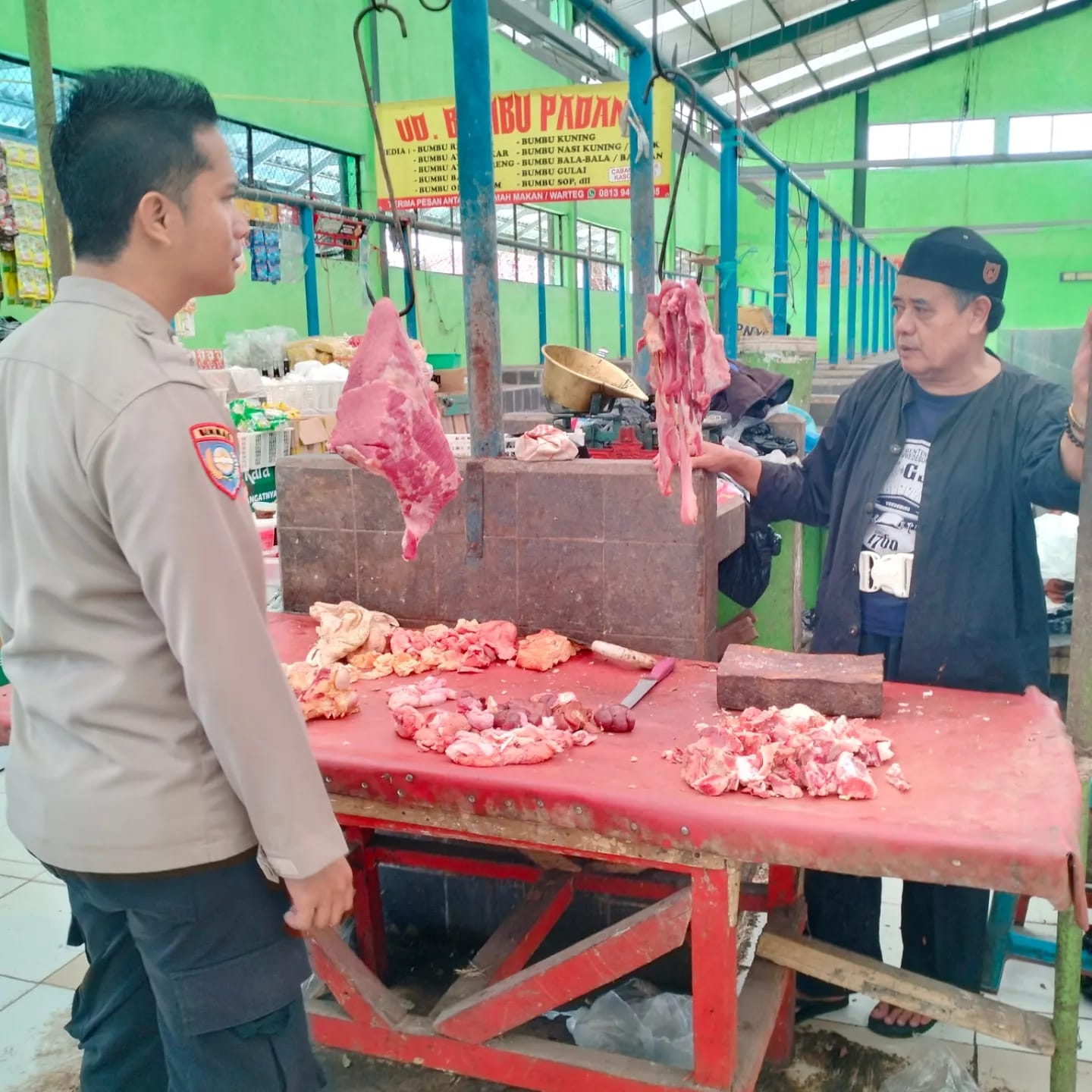 Polsek Sagalaherang Di bulan suci  Ramadhan 1444 Hijrah laksanakan Monitoring Sembako di Pasar Tradisional Sagalaherang