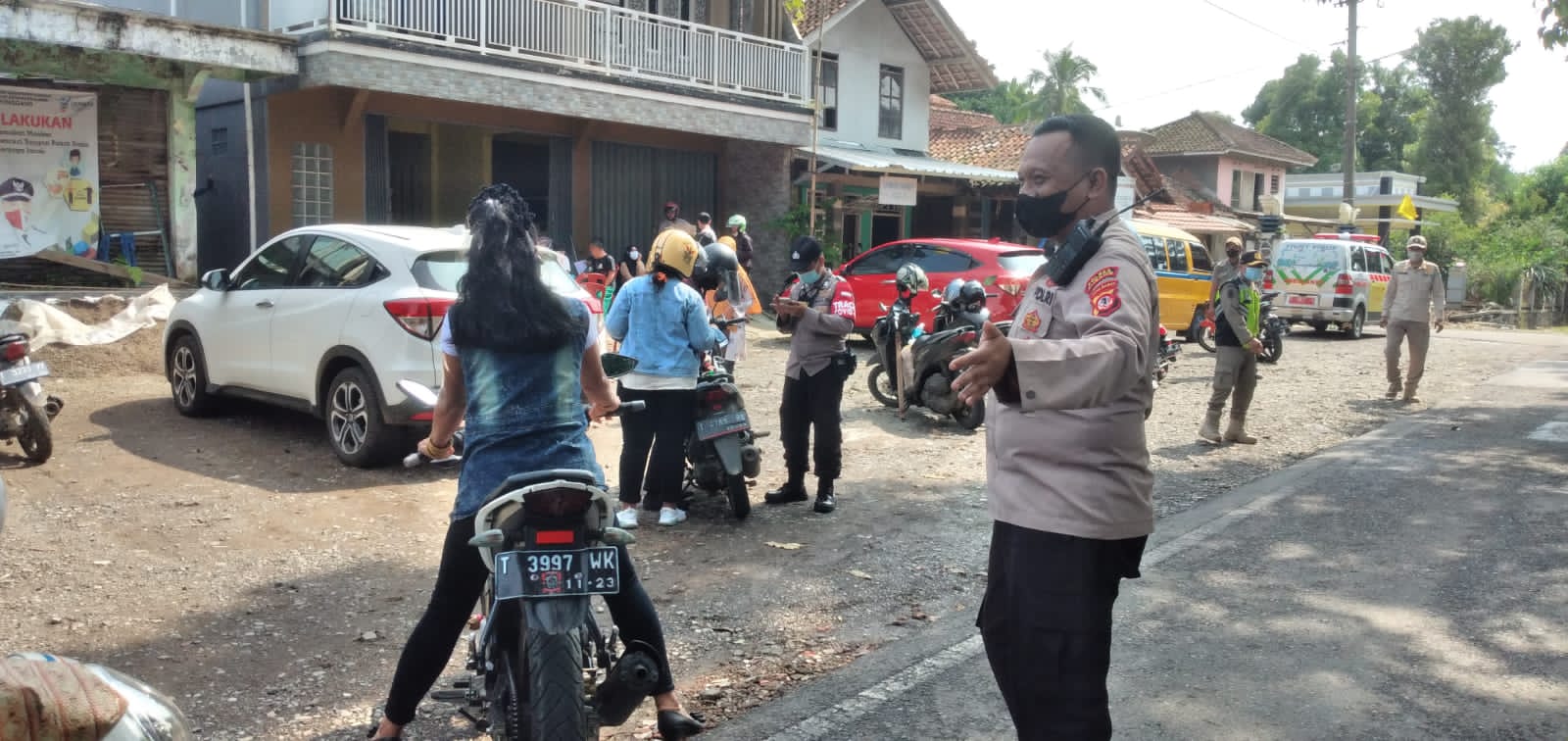 Polsek Sagalaherang Laksanakan Vaksinasi Di Terminal Dan Pasar Sagalaherang