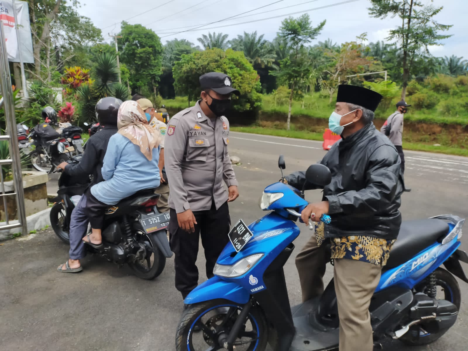 Polsek Sagalaherang Razia Pengendara Pastikan Pengendara Sudah Di Vaksin Atau Belum