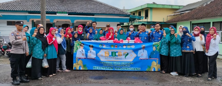 Polsek Tanjungsiang  bersama FORKOPINCAM Kecamatan Tanjungsiang Memberikan Takjil / BUBOS ( Berbuka puasa on the street) Bertasbih Di Bulan Ramadan 1444 H Wilkum Polsek Tanjungsiang