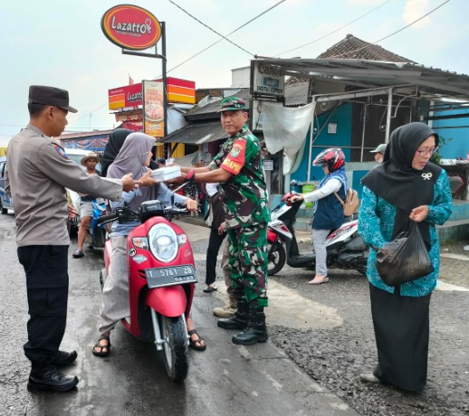 Polsek Tanjungsiang  bersama FORKOPINCAM Kecamatan Tanjungsiang Memberikan Takjil