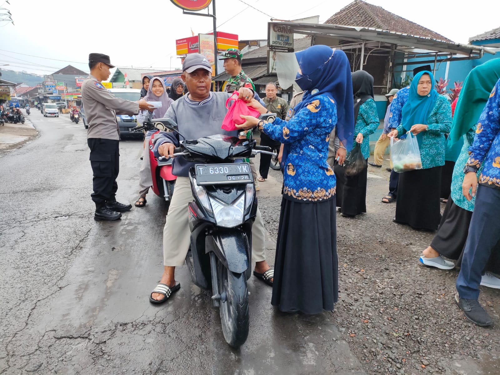 Polsek Tanjungsiang  bersama FORKOPINCAM Kecamatan Tanjungsiang Memberikan Takjil /