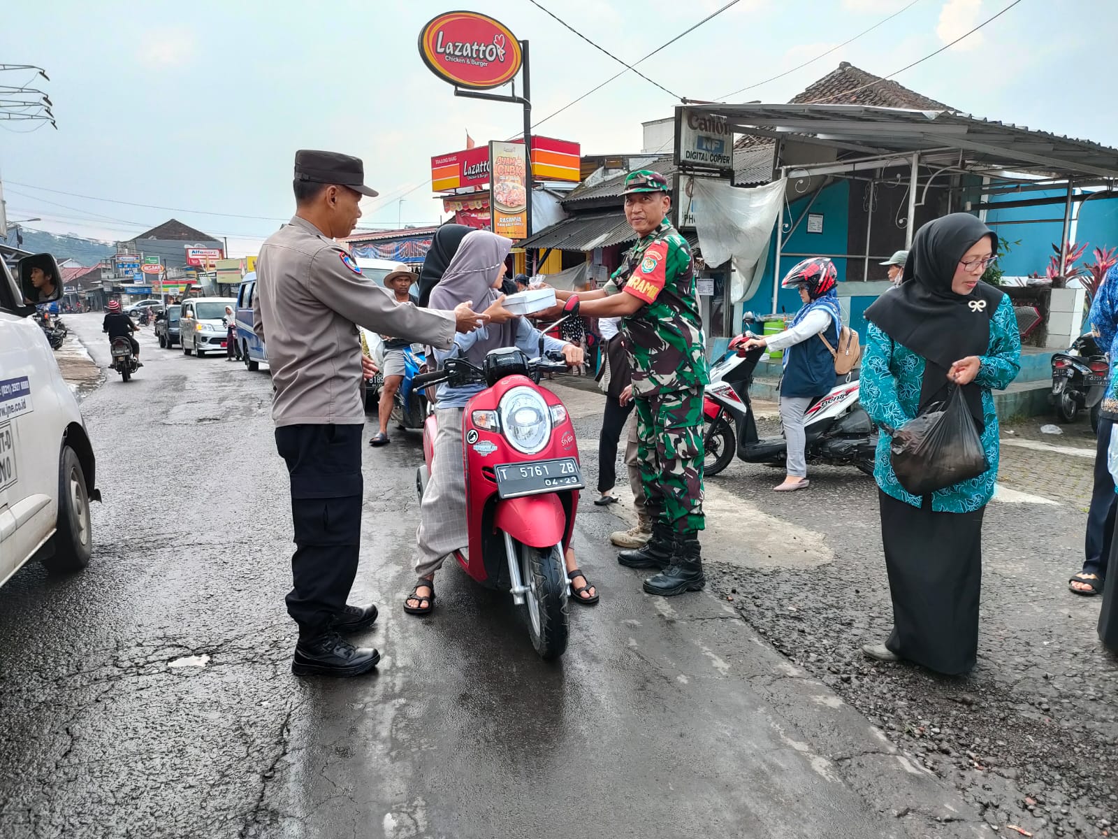 Polsek Tanjungsiang  bersama FORKOPINCAM Kecamatan Tanjungsiang Memberikan Takjil