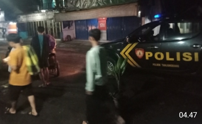 Polsek Tanjungsiang Laksanakan Giat Woro - Woro Bangunkan Warga Untuk Ibadah Sahur