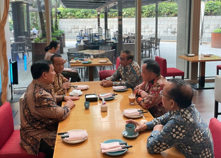 Prabowo Berkumpul Bersama Para Menteri: Hidup Itu Jangan Dibawa Rumit