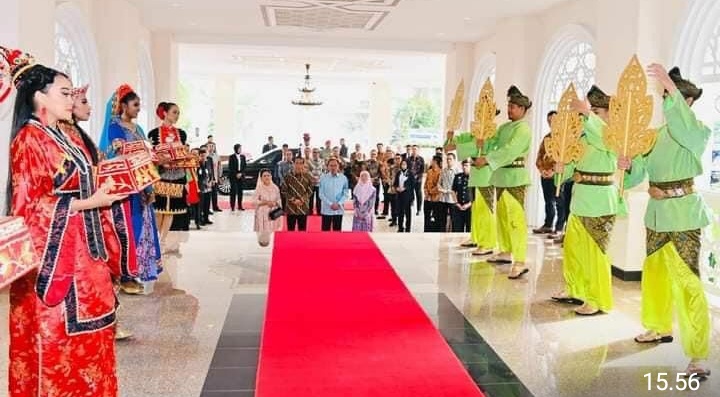 Presiden Jokowi dan Ibu Iriana Disambut PM Malaysia dan Istri di Seri Perdana