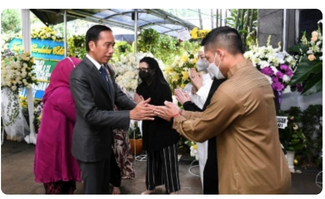 Presiden Jokowi dan Ibu Iriana Takziah ke Kediaman Almarhum Tjahjo Kumolo
