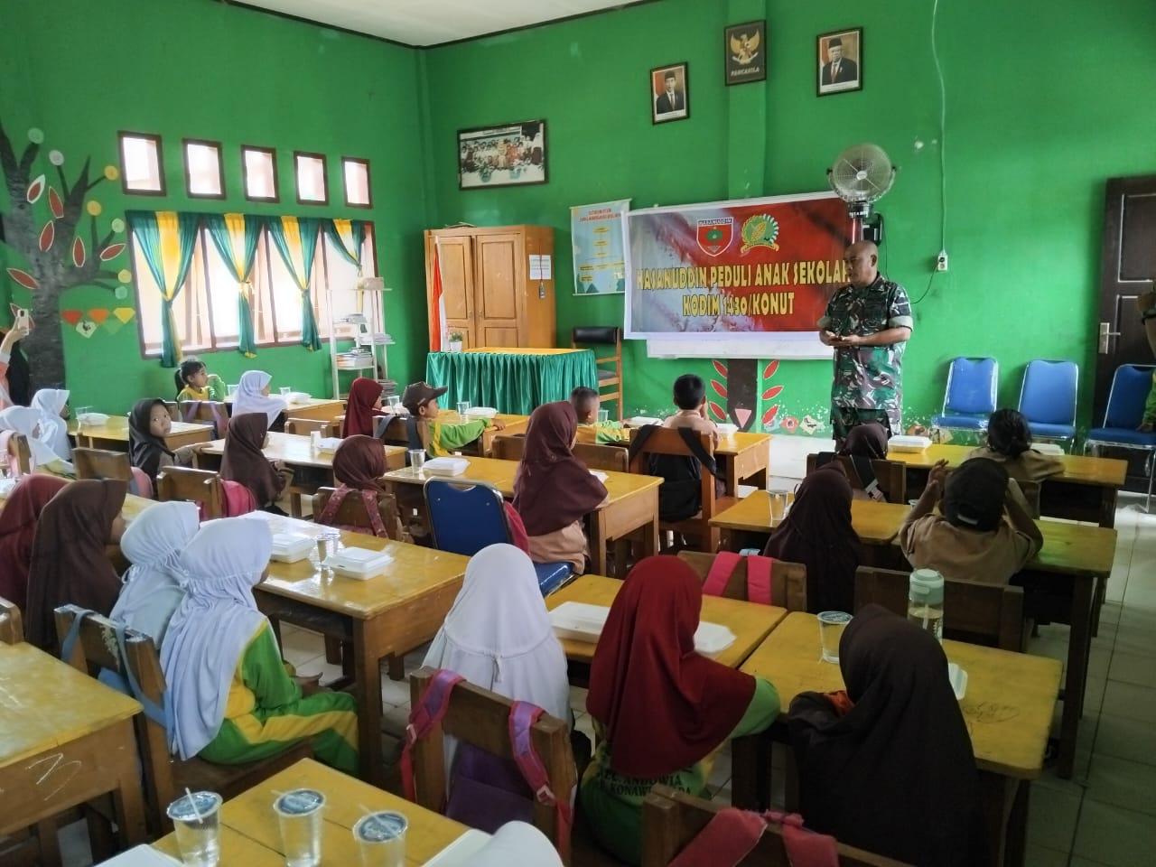 Program Hasanuddin Peduli Anak Sekolah, Kodim 1430/Konawe Utara Gelar Pemberian Makan Bergizi Gratis Kepada Siswa Siswi Kurang Mampu