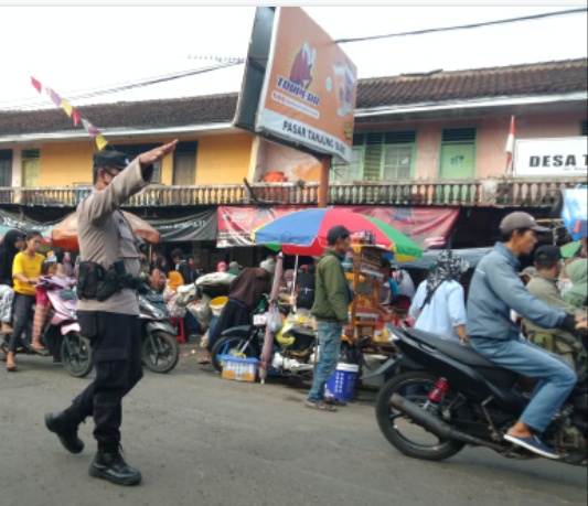 Protap Gatur Pagi Unit Sabhara Polsek Tanjungsiang memberikan  pelayanan kepada masyarakat dengan bentuk pengaturan Arus Lalin