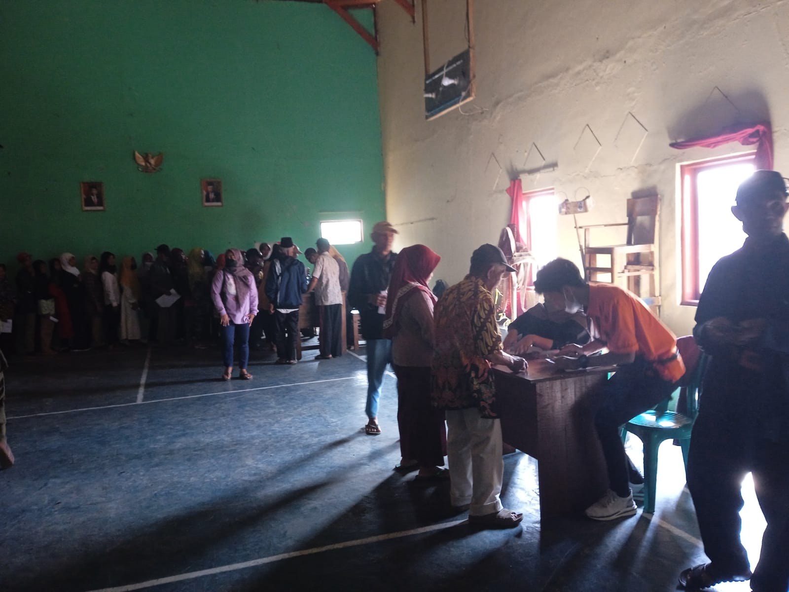 PT. POS Salurkan BLT BBM Di Desa Cibitung Kolaborasi Vaksinasi