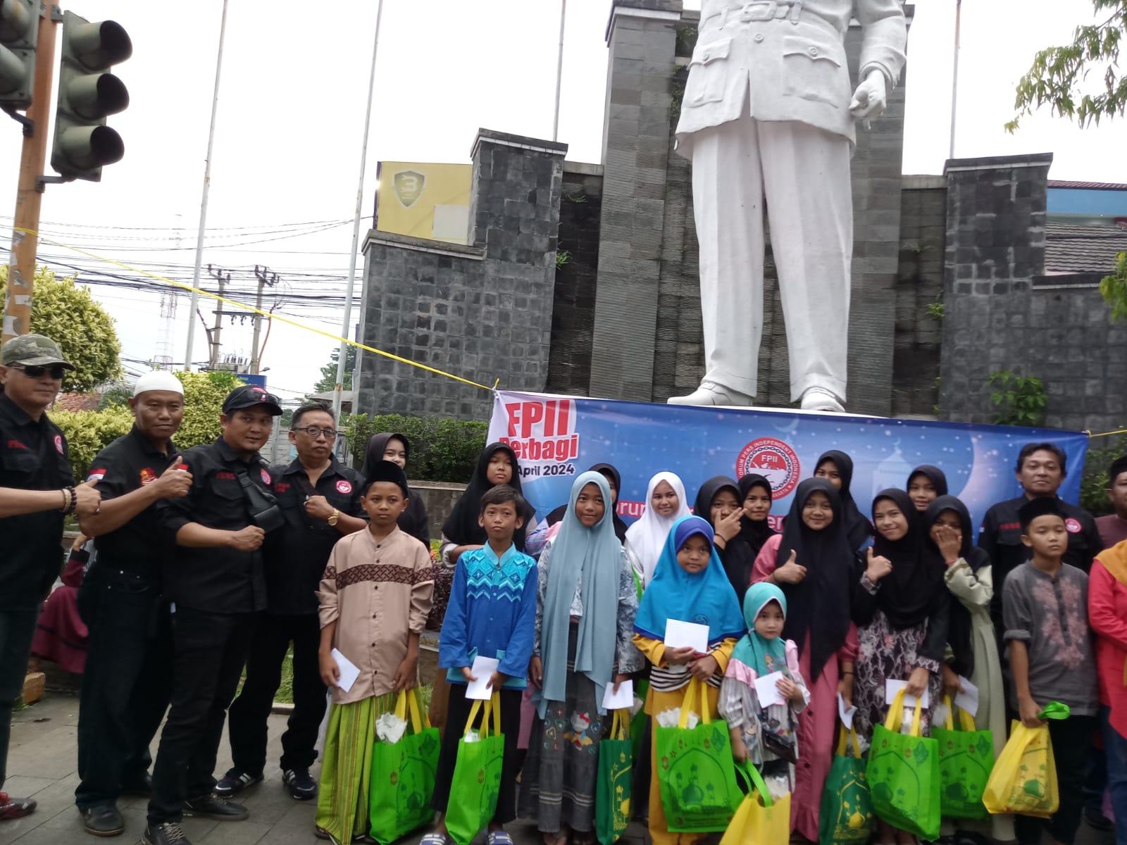 Ramadhan Berkah,FPII Korwil Purwakarta Bagi-Bagi Takjil Dan Santunan Anak Yatim