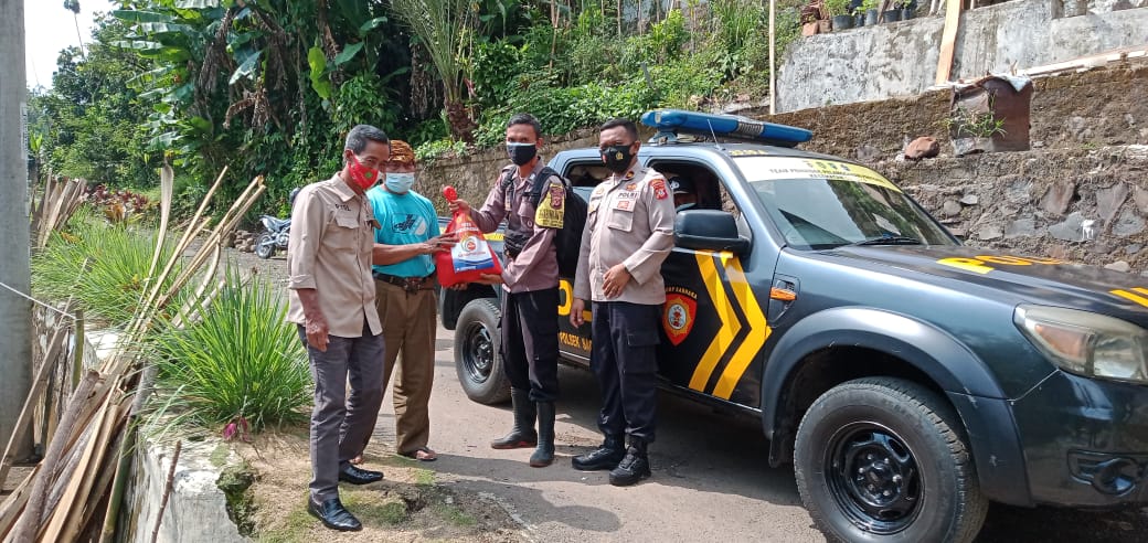 Rangkaian HUT Bhayangkara Ke - 76 Polsek Sagalaherang Salurkan Sembako