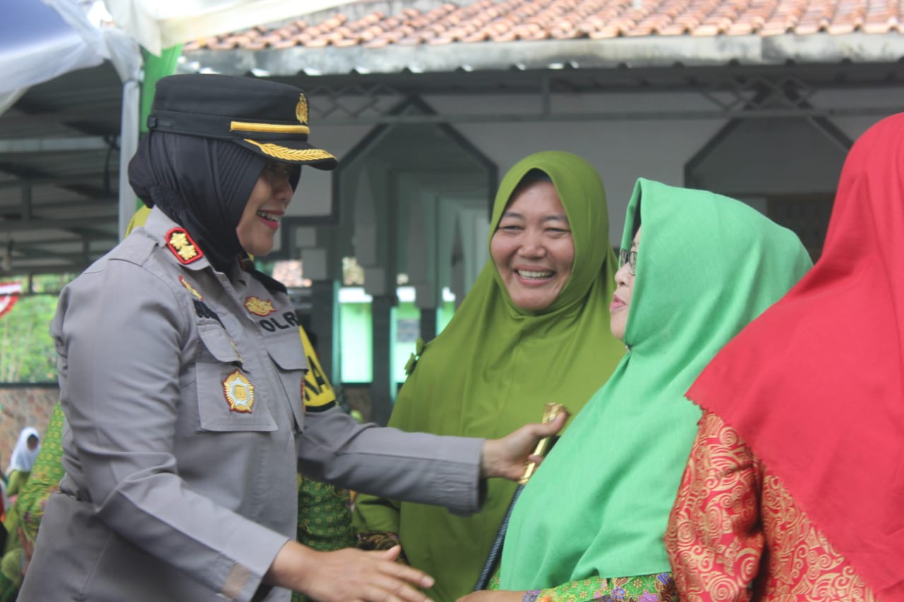 Ratusan Jemaah PC Muslimat NU Kecamatan Purwadadi hadiri pengajian syahariahan