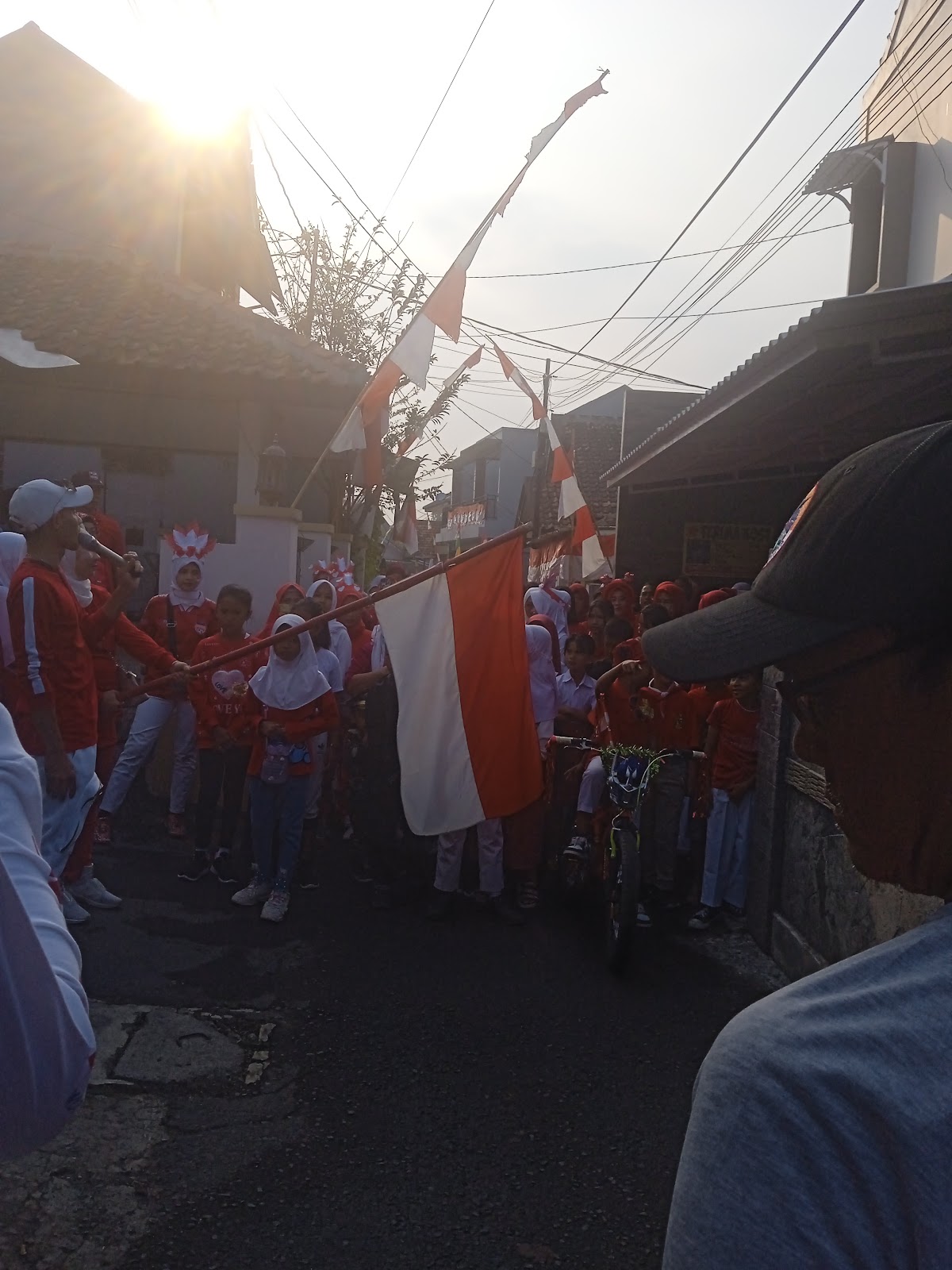 Ratusan Warga RW.02 antusias meriahkan HUT RI ke 78 dengan gerak jalan sehat