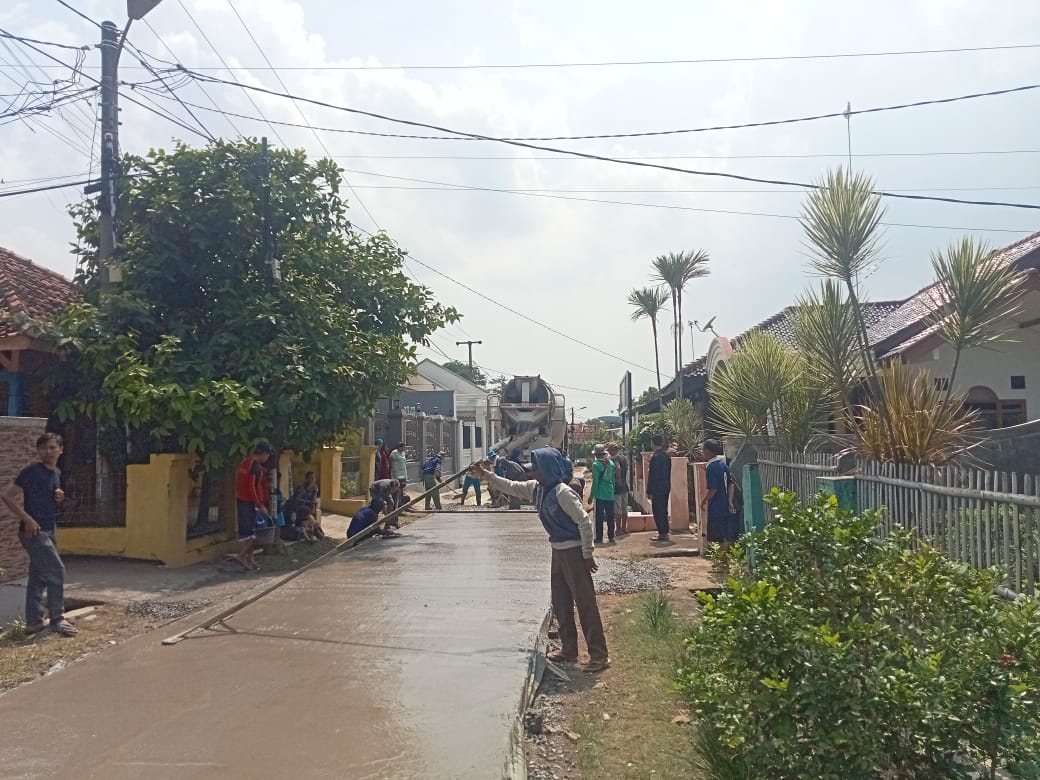 Realisasikan DD T. 2025 Pemdes Negrasari  Bangun Rabat Jalan