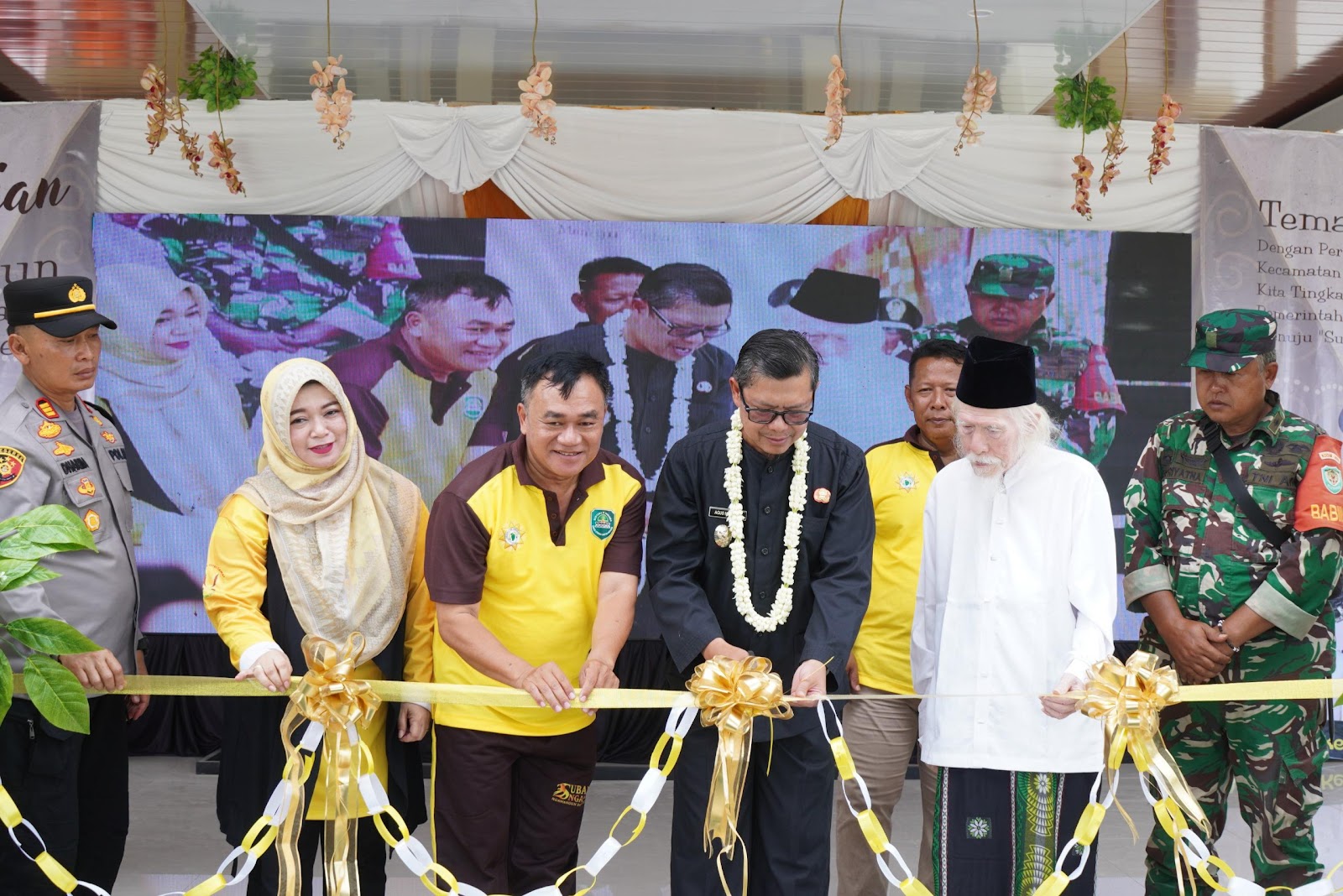 RESMIKAN ALUN-ALUN COMPRENG, KANG AKUR BERPESAN JAGA KEBERSIHAN DAN KENYAMANAN, DEMI MEWUJUDKAN EKOSISTEM PEREKONOMIAN MASARAKAT