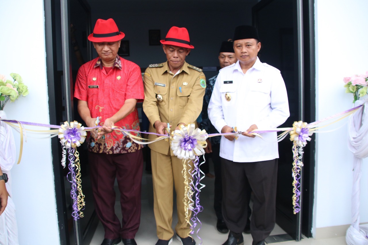 RESMIKAN KANTOR DESA BOJONGLOA, KANG UU DAN KANG JIMAT SEPAKAT GOTONG ROYONG KUNCI PEMBANGUNAN