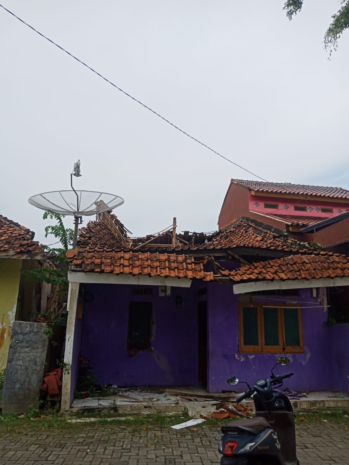 Rumah Milik Janda Nenek Jompo Ambruk saat Hujan Angin bulan Januari Akhir 2024