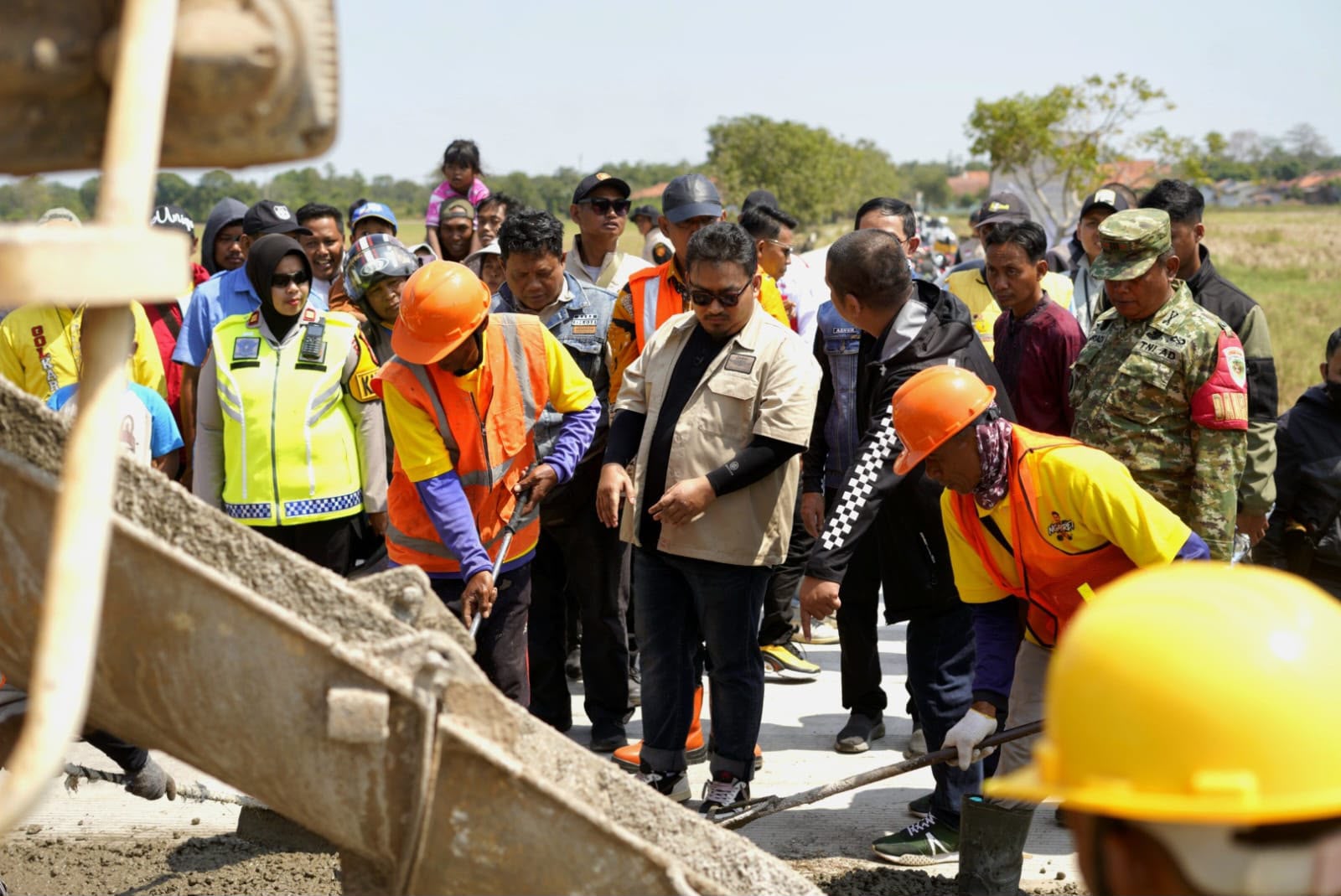 SABA DESA DI LEGONKULON, KANG REY TINJAU INFRASTRUKTUR, PENDIDIKAN, DAN KESEHATAN UNTUK PASTIKAN PELAYANAN MENJANGKAU MASYARAKAT