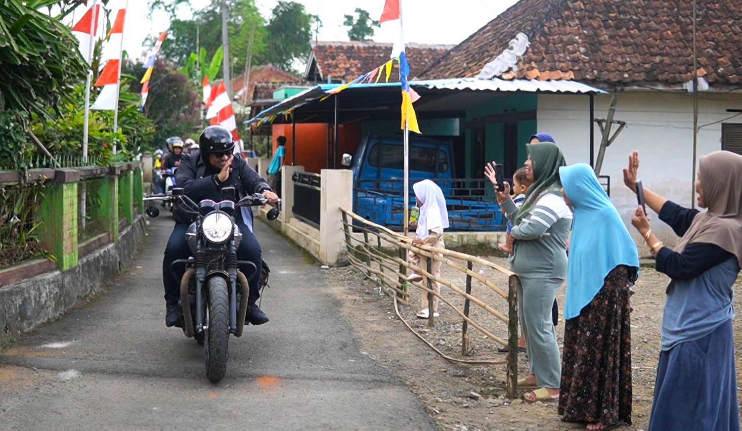 SABA DESA KECAMATAN SAGALAHERANG, KANG REY PILIH MOTOR UNTUK DEKAT DENGAN WARGA