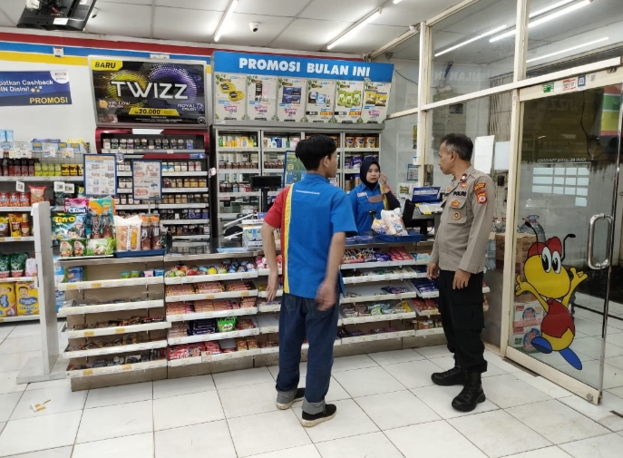 Sabhara Polsek Tanjungsiang, Polres Subang, kontrol Toko modern.