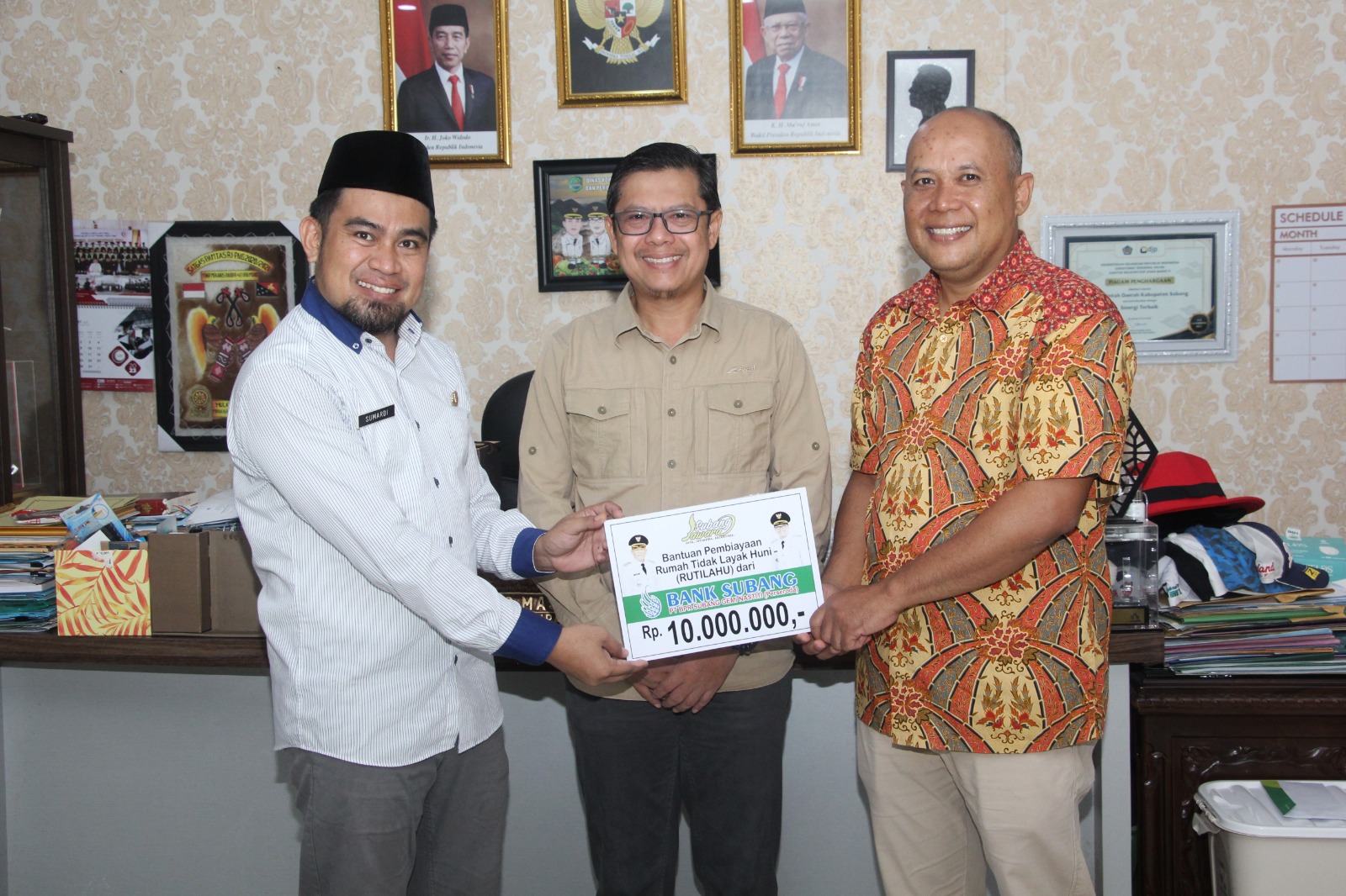 Saksikan Penyerahan Bantuan Pembiayaan Rutilahu, Kang Akur Apresiasi Bank Subang
