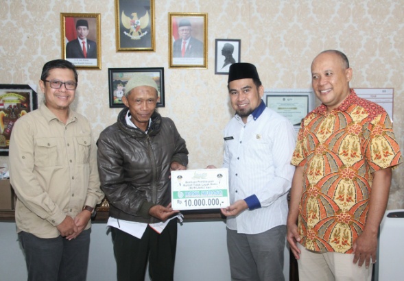Saksikan Penyerahan Bantuan Pembiayaan Rutilahu, Kang Akur Apresiasi Bank Subang