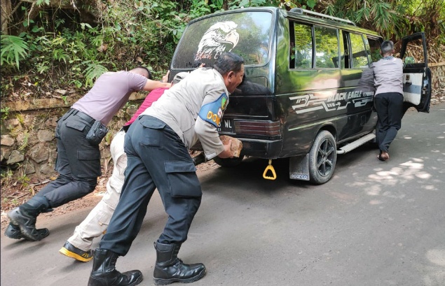 Salut, Anggota Polres Sumedang Bantu Dorong Kendaraan Yang Mogok