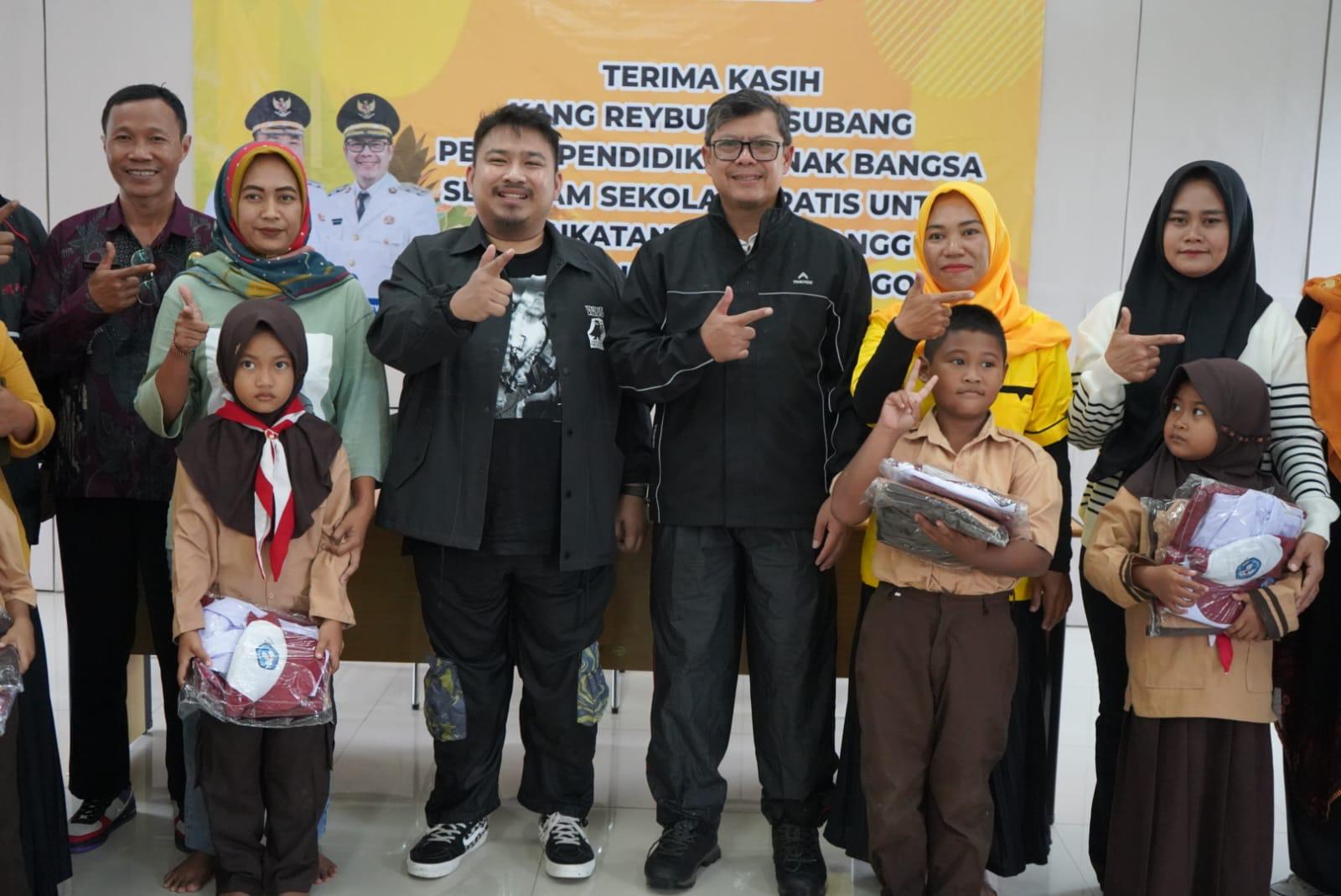 SAMBANGI DESA CIBALANDONG, BUPATI SUBANG BAGIKAN SERAGAM SEKOLAH GRATIS DI SDN SUKATANI DAN SDN CIMANGGU