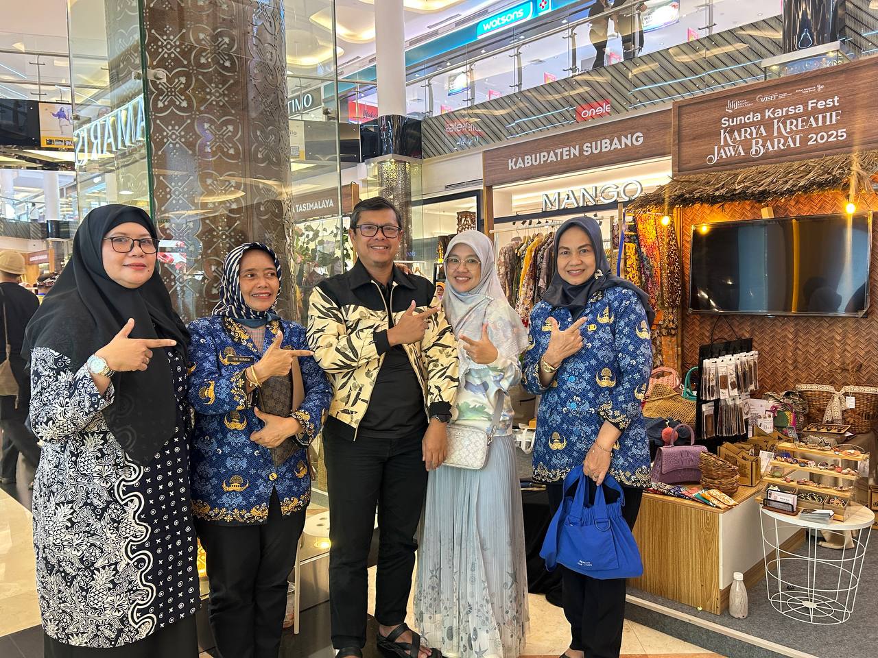SAMBANGI PEKAN KERAJINAN JAWA BARAT TAHUN 2025, KANG AKUR APRESIASI PRODUK UMKM SUBANG: "KEREN BUATAN URANG SUBANG!"