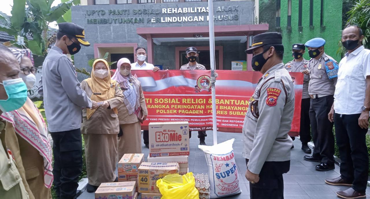 Sambut Hari Bhayangkara Ke 76 Kapolsek Pagaden Salurkan Bantuan Sosial