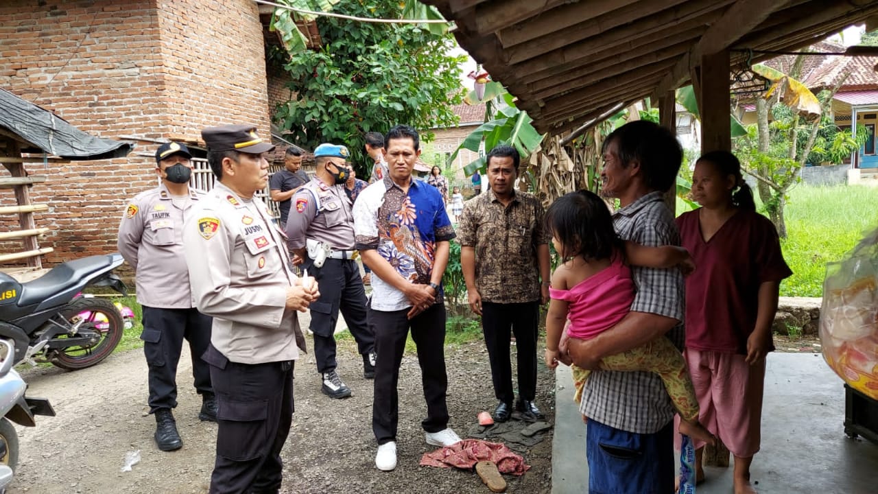 Sambut HUT Bhayangkara ke 76 Polsek Pusakanagara Bangun Rumah Warga