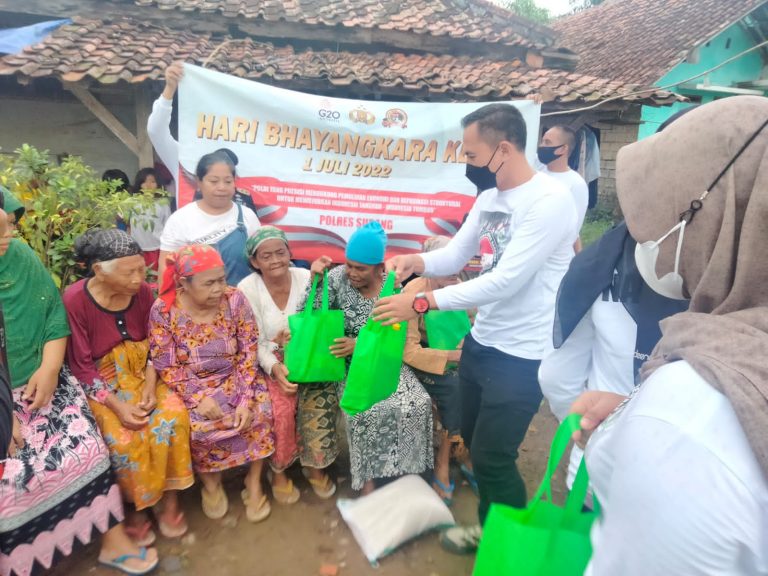 Sambut Hut Bhayangkara Ke 76 Sat Narkoba Polres Subang Berikan Bantuan Sembako Kepada Warga