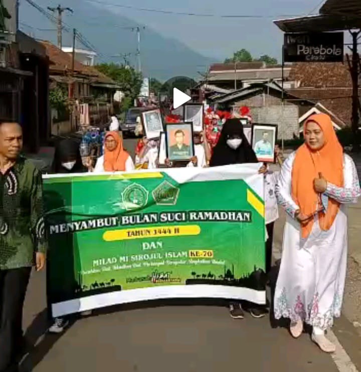Sambut Ramadhan, Dan Milad Ke - 70 Keluarga Besar MI Sirojul Islam melakukan Tarhib Ramadhan