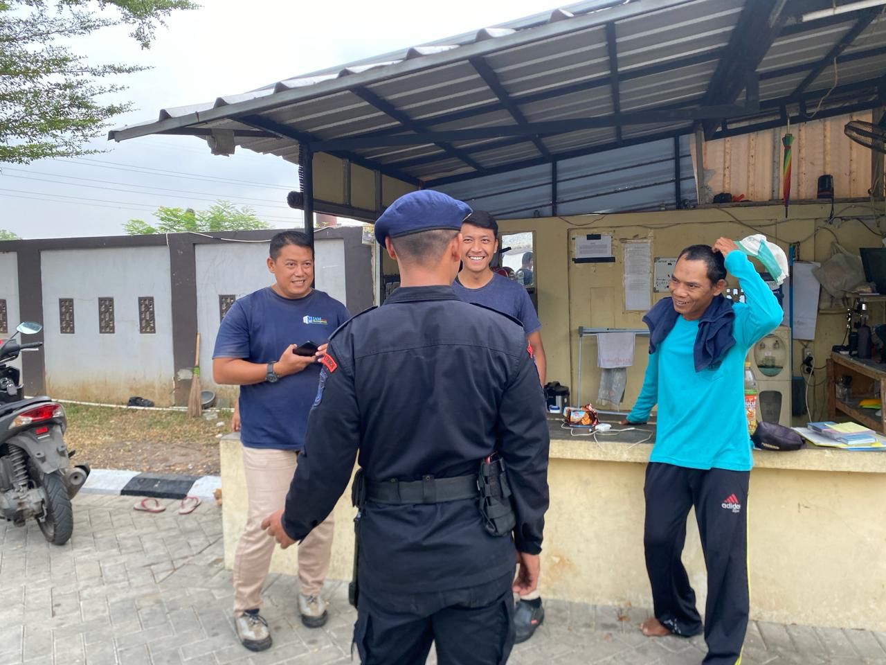 SAT BRIMOB POLDA JABAR  HAMPIRI KERUMUNAN WARGA DAN BERI HIMBAUAN  PASCA PESTA DEMOKRASI PEMILU SERENTAK 2024