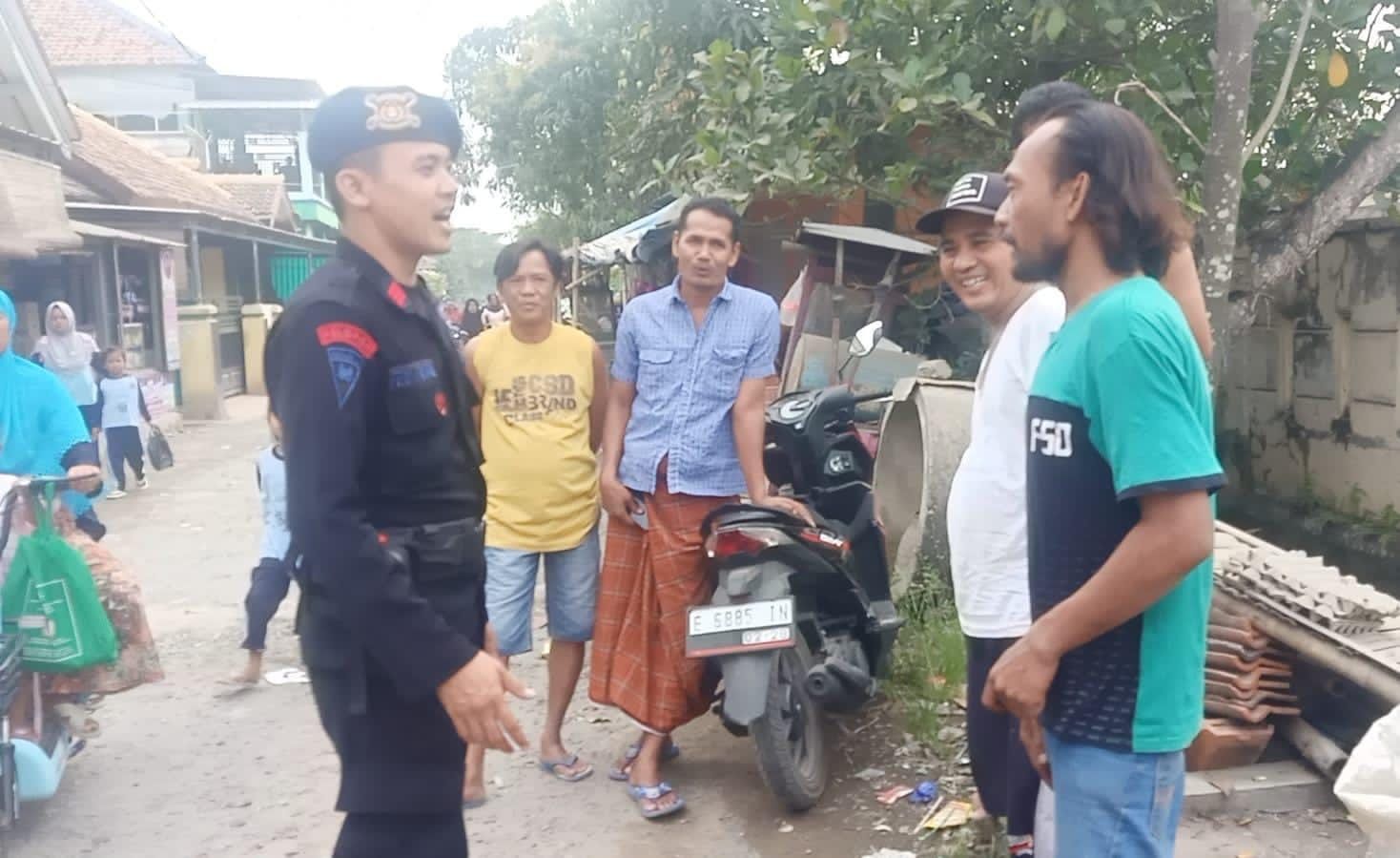 SAT BRIMOB POLDA  JABAR LAKSANAKAN PATROLI  HARKAMTIBMAS SAMBANGI WARGA DI DESA WINONG