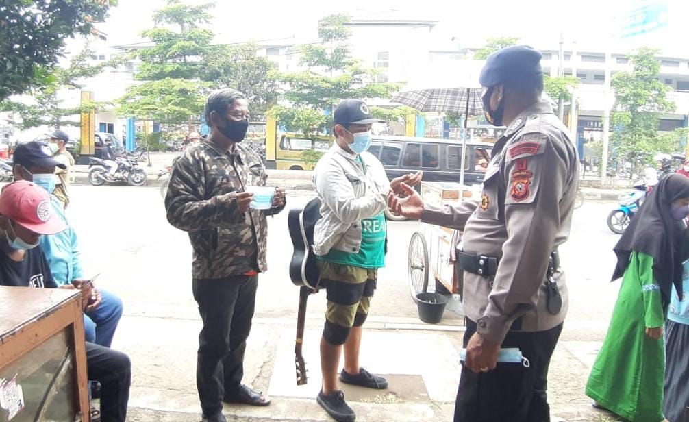 SAT BRIMOB POLDA  JABAR LAKSANAKAN PATROLI KAMTIBMAS KEPADA WARGA DESA TANGGUH BINAAN KOMPI 1 DAN DIHIMBAU TETAP GIATKAN SISKAMLING