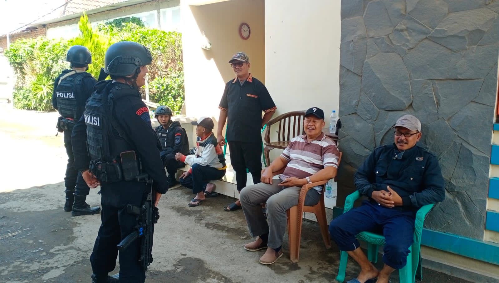 SAT BRIMOB POLDA  JABAR LAKSANAKAN PATROLI SAMBANG DIALOGIS SECARA RUTIN UNTUK HIMBAU WARGA
