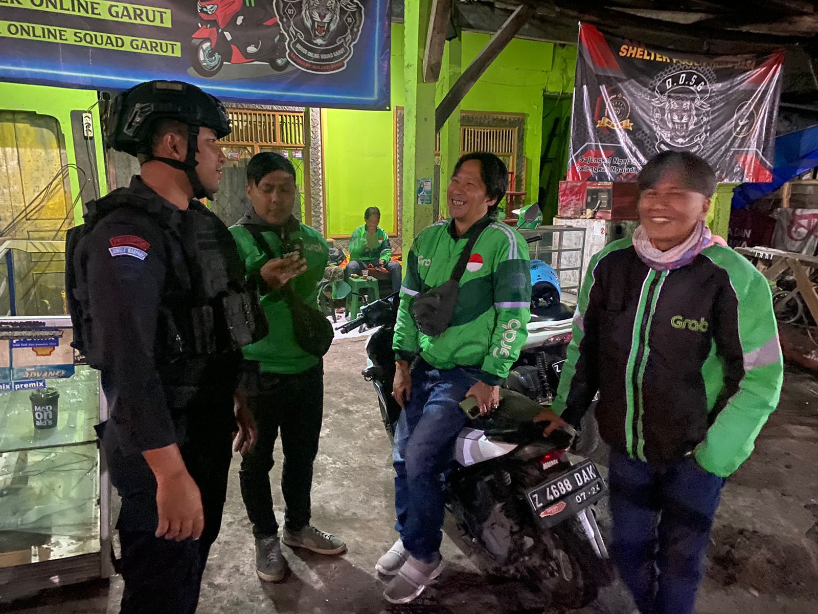 SAT BRIMOB POLDA JABAR LAKSANAKAN PATROLI SAMBANG DATANGI KOMUNITAS OJOL UNTUK BERIKSN PESAN KAMTIBMAS