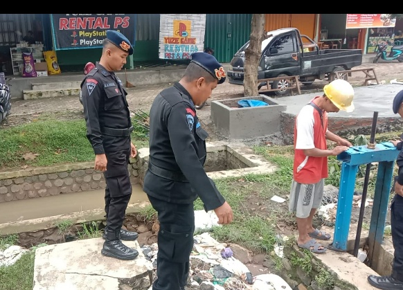 SAT BRIMOB  POLDA JABAR PATROLI SIAGA SAR CEK RUTIN KE TITIK RAWAN BANJIR DI SUNGAI CIREBON GIRANG
