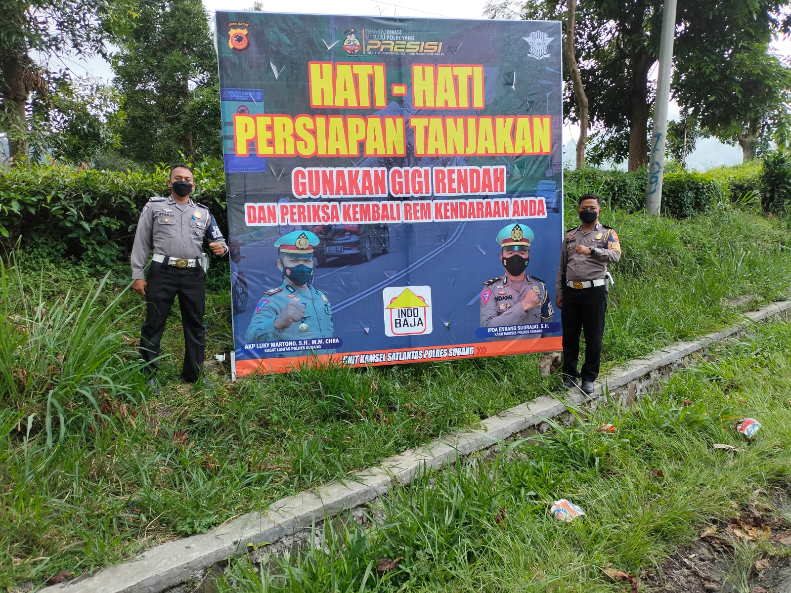 Sat Lantas Polres Subang Pasang Banner Himbauan Di Jalur Wisata Subang Selatan